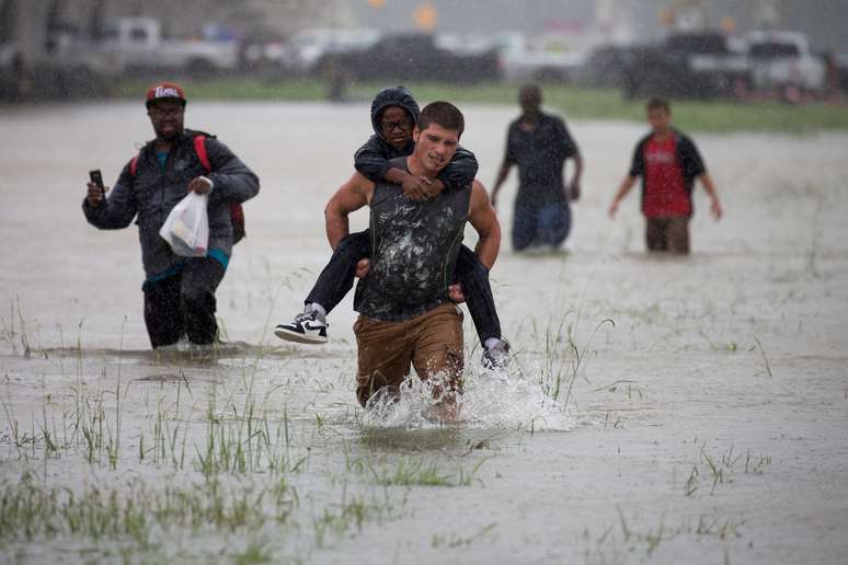 Homem ajuda menino durante tempestade Harvey em Houston
 28/8/2017   REUTERS/Adrees Latif