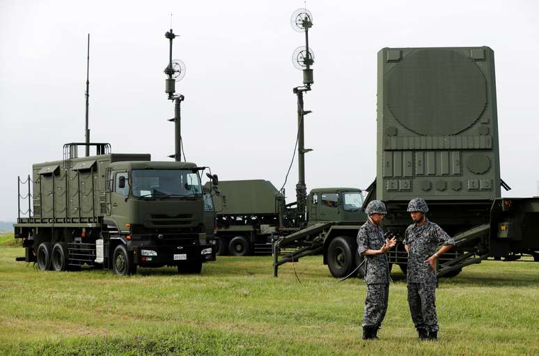 Soldados do Jap&atilde;o fazem exerc&iacute;cio em Fussa ap&oacute;s lan&ccedil;amento de m&iacute;ssil norte-coreano 
 29/8/2017   REUTERS/Issei Kato