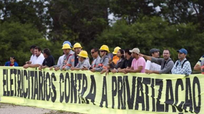 Trabalhadores do setor elétrico em campanha contra a venda de distribuidoras de energia no ano passado