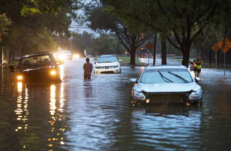 Furacão Harvey perdeu força, mas ainda gera chuvas torrenciais