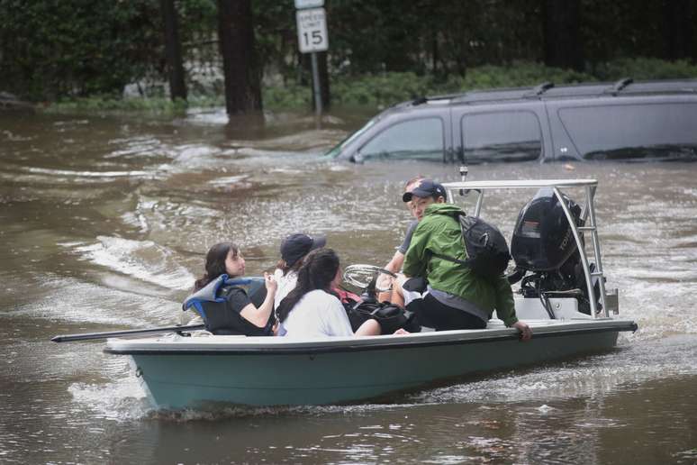 Voluntários ajudam no transporte de pessoas ilhada pela tempestade tropical Harvey