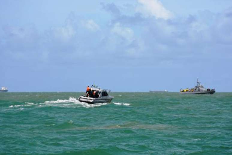 Equipes de busca procuram vítimas de naufrágio na Bahia 