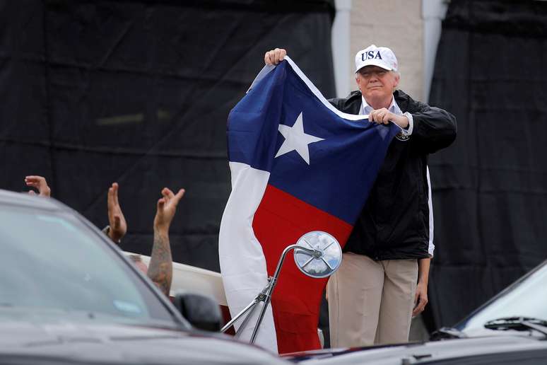 Trump segura bandeira do Estado do Texas na cidade de Corpus Christi
 29/8/2017     REUTERS/Carlos Barria