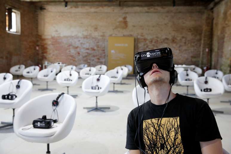 Homem usa aparelho para realidade virtual no Festival de Veneza
 29/8/2017   REUTERS/Alessandro Bianchi
