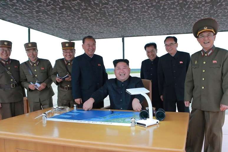 Líder norte-coreano Kim Jong Un inspeciona exercício de lançamento de míssil
 39/8/2017  KCNA/via REUTERS