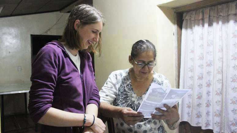 Estudante de Cornell junto a uma residente