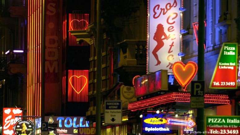 Letreiros de bordéis e sex-shops iluminam a noite em zona de prostituição de Frankfurt