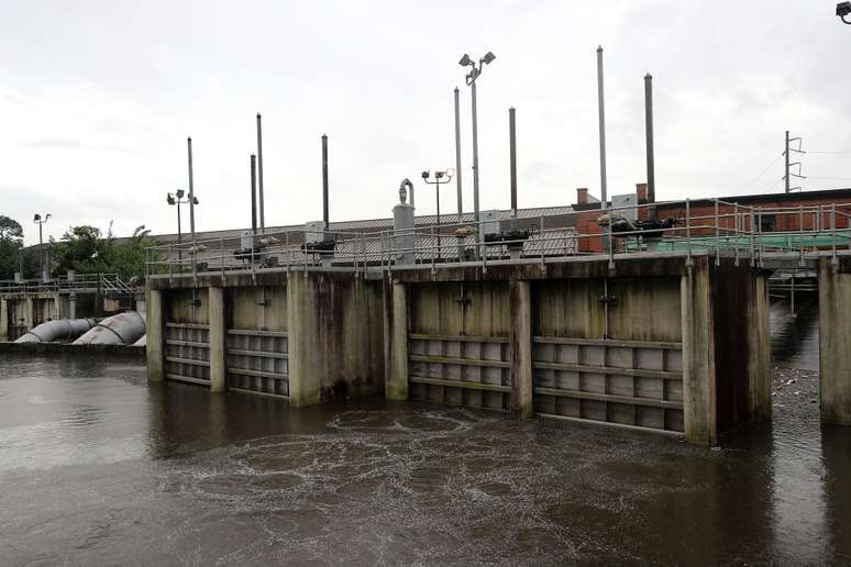 Imagem mostra reservatório com volume grande de água armazenado