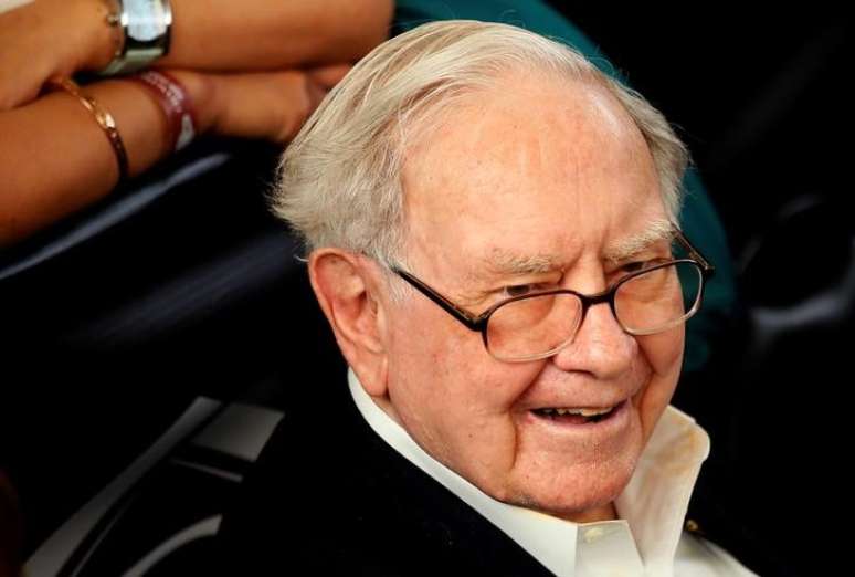 Warren Buffett diz à CNBC que não vendeu ações da Apple