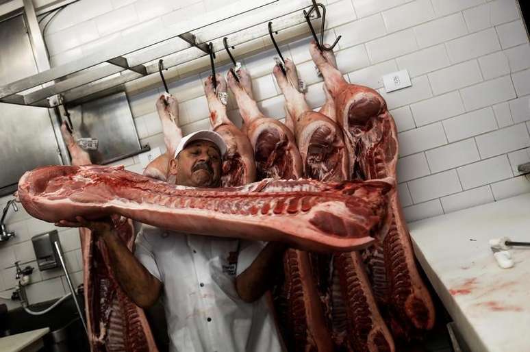 Funcion&aacute;rio carrega peda&ccedil;o de carne em a&ccedil;ougue em S&atilde;o Paulo, Brasil
27/06/2017
REUTERS/Nacho Doce