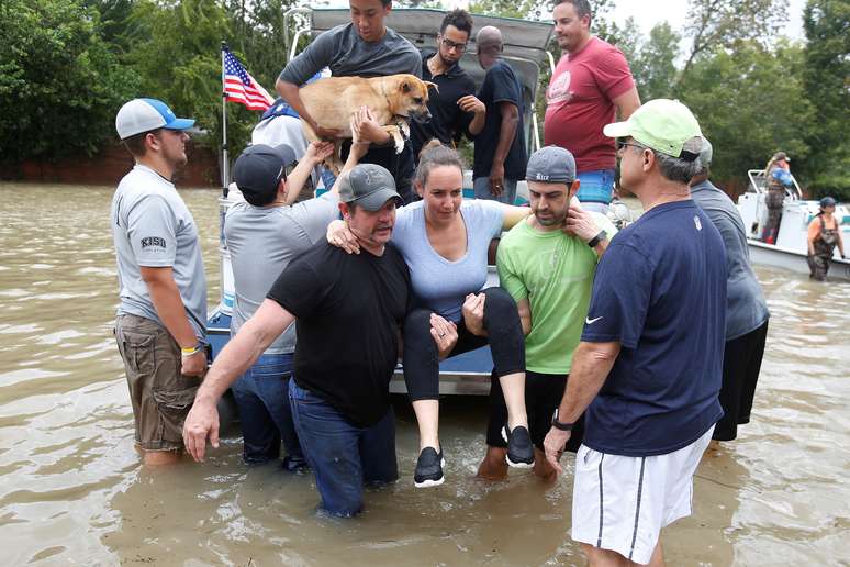 Barco leva pessoas após resgate em Houston por causa de enchentes
 30/8/2017   REUTERS/Carlo Allegri