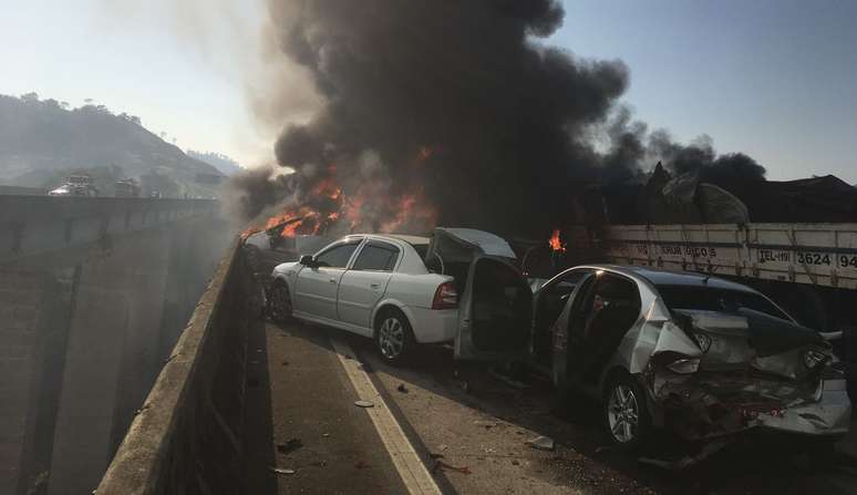Fogo destruiu veículos após acidente sobre viaduto em Jacareí (SP)