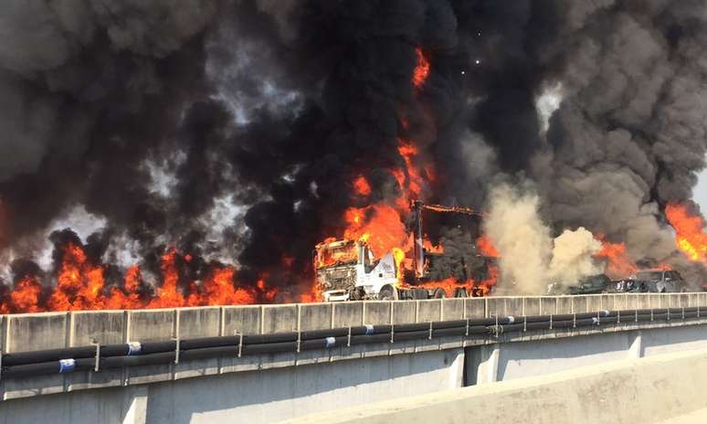 Fogo destruiu veículos após acidente sobre viaduto em Jacareí (SP)