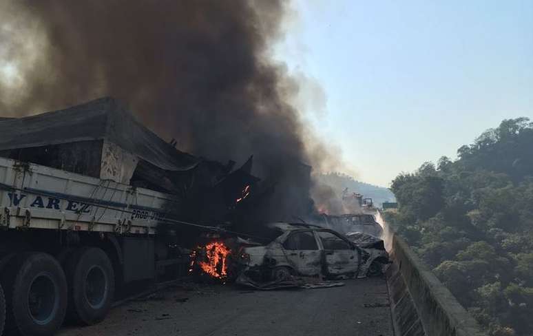 Fogo destruiu veículos após acidente sobre viaduto em Jacareí (SP)