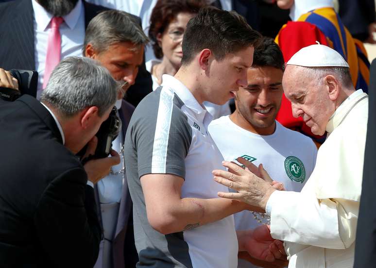 Alan Ruschel e Jakson Follmann recebem a bênção do papa Francisco, no Vaticano