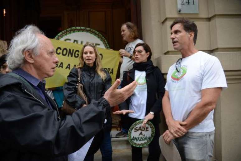 Deputado estadual Carlos Minc, grupo de artistas e ambientalistas protestam na Cinelândia contra o decreto que extinguiu a Reserva Nacional do Cobre e Associados (Renca)