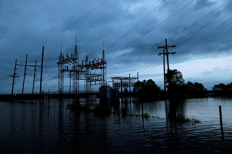 Central el&eacute;trica alagada pela tempestade tropical Harvey em Iowa, Louisiana 29/08/2017 REUTERS/Jonathan Bachman