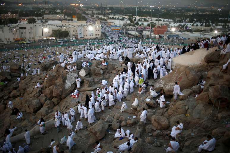 Peregrinos mu&ccedil;ulmanos se re&uacute;nem no monte Arafat, nas redondezas da cidade sagrada de Meca, na Ar&aacute;bia Saudita 31/08/2017 REUTERS/Suhaib Salem