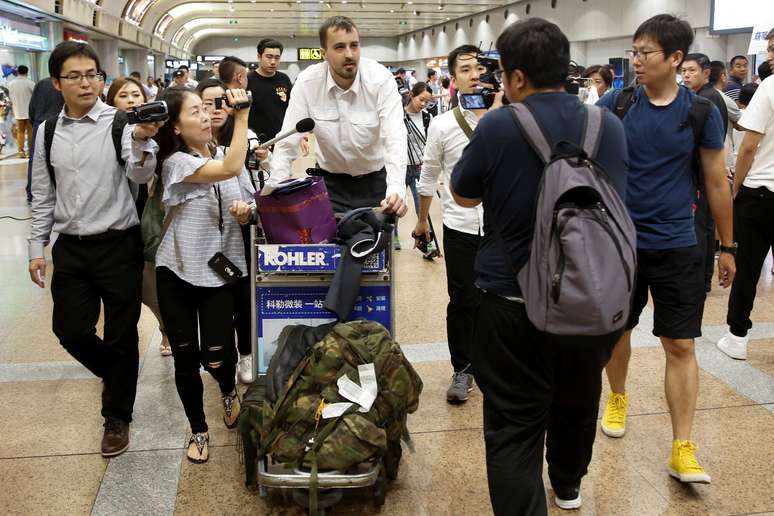 Turista norte-americano Nicholas Burkhead fala com a m&iacute;dia, enquanto chega de Pyongyang no aeroporto de Pequim, na China 31/08/2017 REUTERS/Thomas Peter