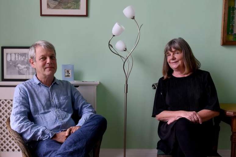 Escritora Julia Donaldson e o ilustrador Axel Scheffler posam para fotografia em Edimburgo, Esc&oacute;cia
25/08/2017 REUTERS/Mary Turne