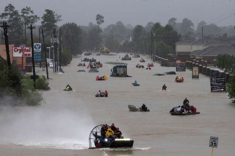 Moradores usam barcos em uma rodovia alagada pela tempestade tropical Harvey em Houston, no Texas REUTERS/Adrees Latif
