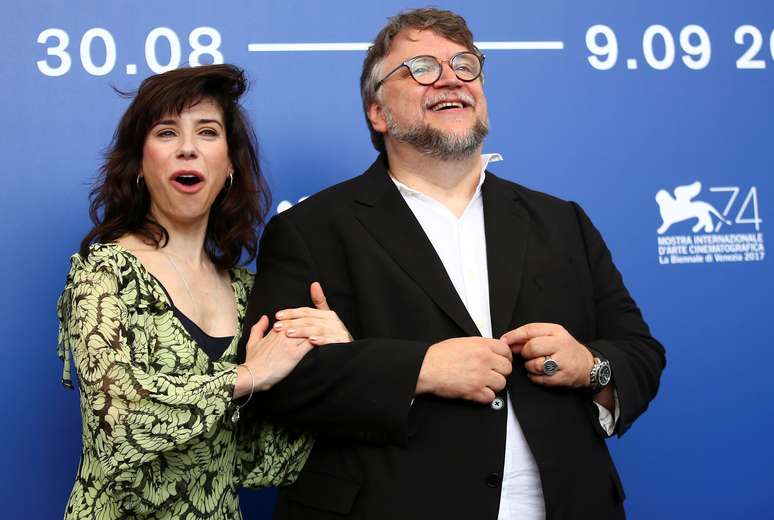 Del Toro posa com atriz Sally Hawkins em Veneza
 31/8/2017    REUTERS/Alessandro Bianchi