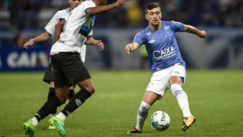 Caetano com a bola nos pés durante o jogo contra o Grêmio