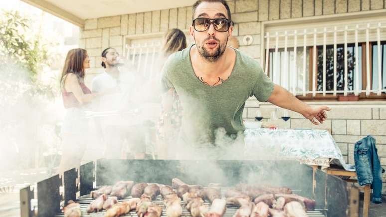 Homem prepara churrasco