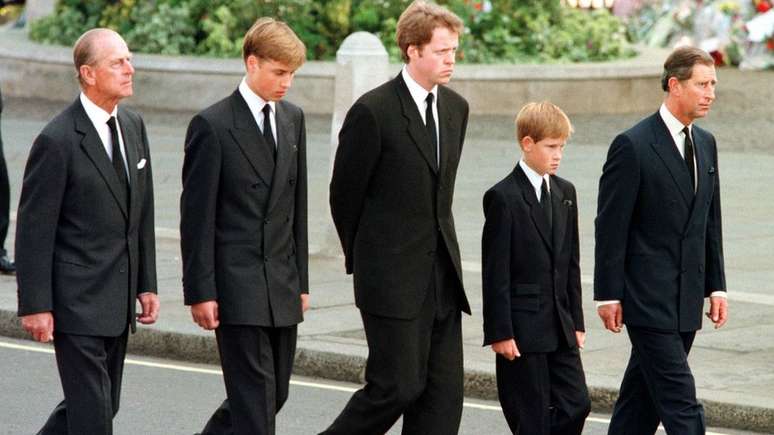 Duque de Edimburgo, pr&iacute;ncipe William, conde Spencer, pr&iacute;ncipe Harry e pr&iacute;ncipe Charles no funeral de Diana