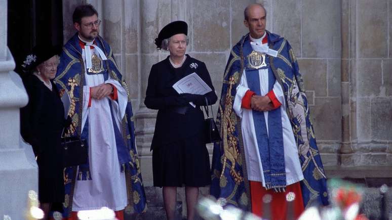 Elizabeth 2&ordf; e a rainha-m&atilde;e esperam a chegada do caix&atilde;o de Diana na entrada da abadia de Westminster