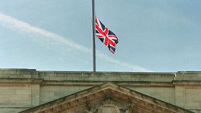 Bandeira brit&acirc;nica a meio mastro em 1997