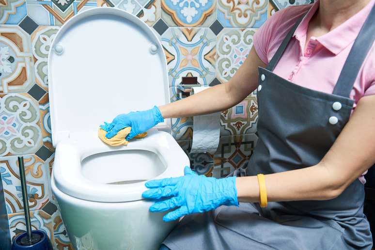 Organize com seu roommate a faxina do banheiro e mantenha a área sempre limpinha