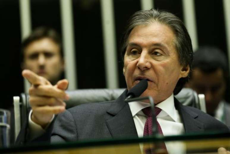 O presidente do Congresso, senador Eunício Oliveira,  encerrou a sessão pouco depois das 3h40