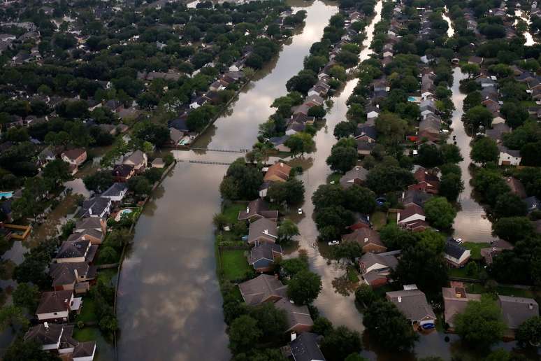 Casas estão parcialmente submersas em localidade de Houston