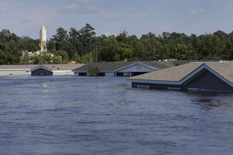 Casas submersas pela tempestade tropical Harvey em Rose City, no Texas 31/08/2017 REUTERS/Jonathan Bachman