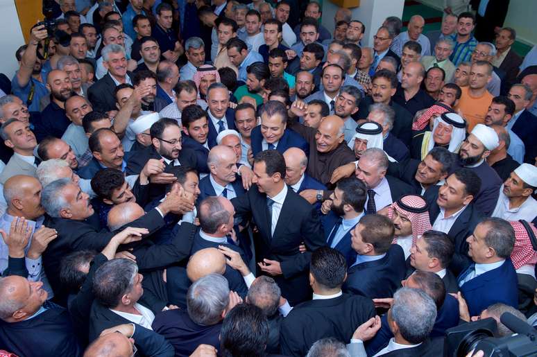 Presidente da Síria, Bashar al-Assad, cumprimenta seus apoiadores durante orações do Eid al-Adha em mesquita na cidade de Qara, ao norte de Damasco
1/9/2017 SANA/Handout via Reuters