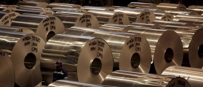Bobinas de alumínio são vistas em fábrica em Pindamonhangaba, Brasil
19/6/2015 REUTERS/Paulo Whitaker