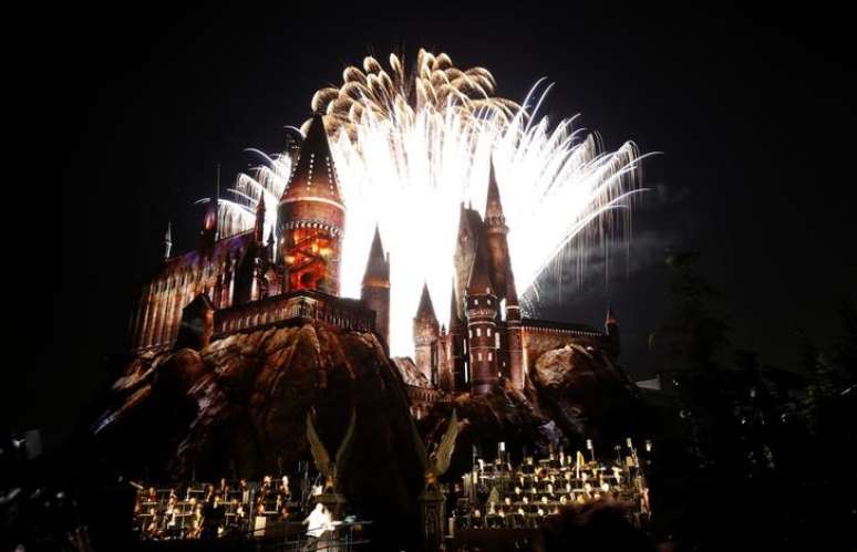 Fireworks explode over a reproduction of Hogwarts Castle, as the Los Angeles Philharmonic performs conducted by composer John Williams, during a special preview opening of "The Wizarding World of Harry Potter" attraction at Universal Studios Hollywood in Universal City, California April 5, 2016. REUTERS/Mario Anzuoni