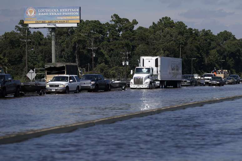 Carros parados em enchentes por causa da tempestade Harvey em Rose City, no Texas
 31/8/2017    REUTERS/Jonathan Bachman