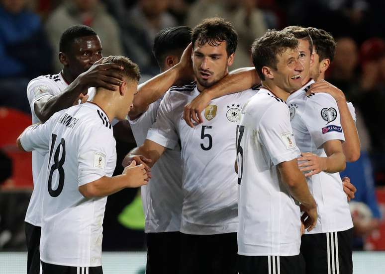 Mats Hummels (C) comemora com companheiros da seleção da Alemanha gol marcado contra a República Tcheca pelas eliminatórias para a Copa do Mundo
01/09/2017 REUTERS/David W Cerny