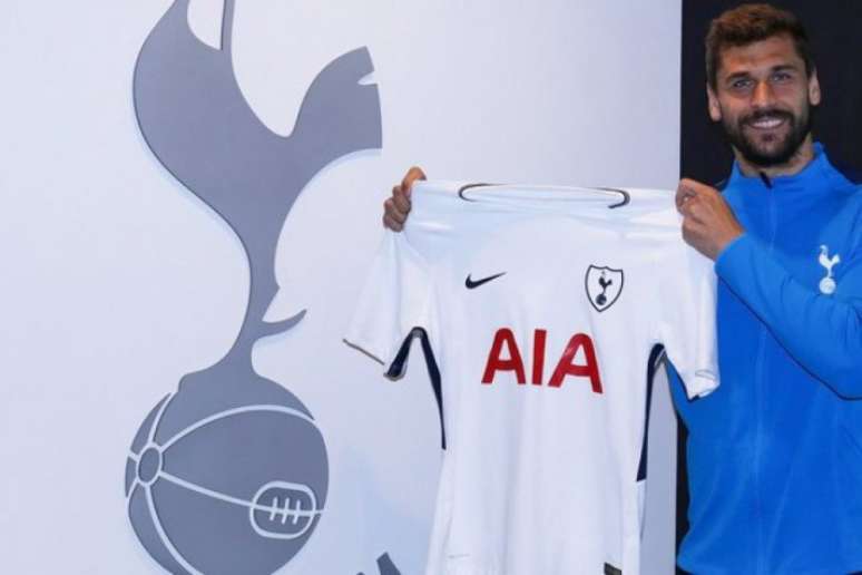 Llorente já posou com a camisa do Tottenham (Foto: Divulgação / Tottenham)