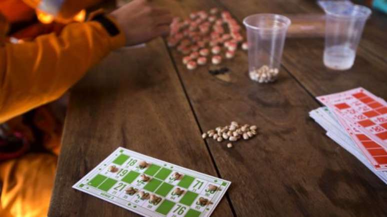 Jogos como bingo ajudam os socorristas a passar o tempo entre chamados 