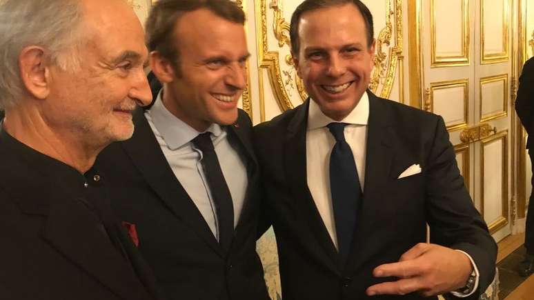 O economista Jaques Attali, o presidente francês Emmanuel Macron e o prefeito João Doria