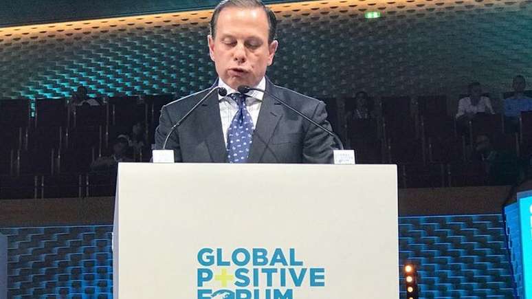 João Doria discursa em um púlpito do evento Global Positive Forum