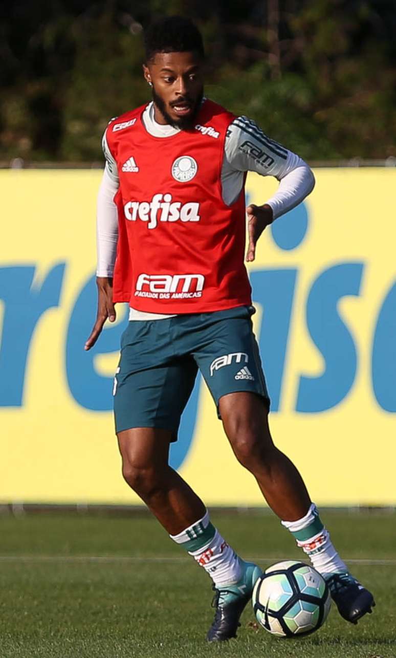 Michel Bastos durante treino do Palmeiras