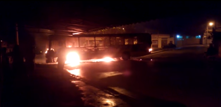 Ônibus incendiado nas proximidades da Penitenciária Nelson Hungria