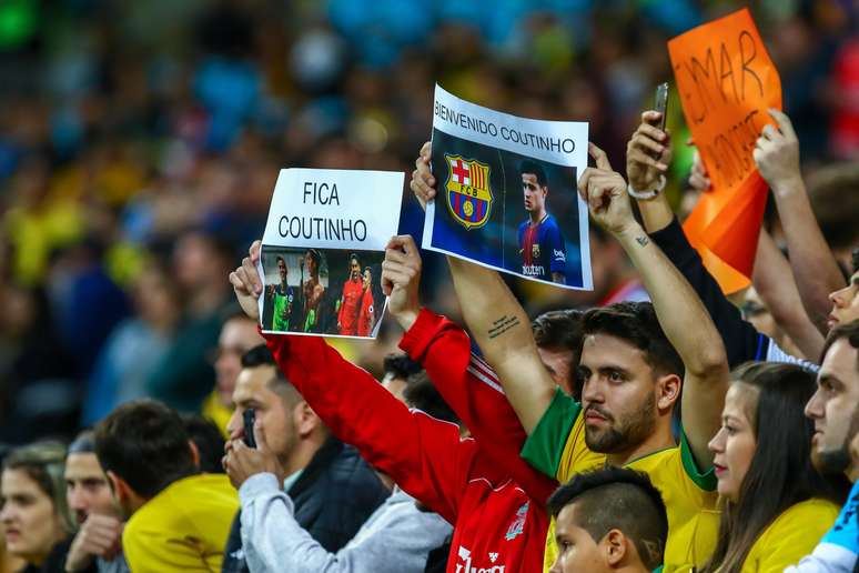 Torcedores mostram cartazes para Philippe Coutinho durante o jogo Brasil x Equador, em Porto Alegre.