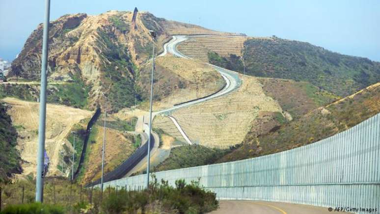 Cerca na fronteira entre EUA e México