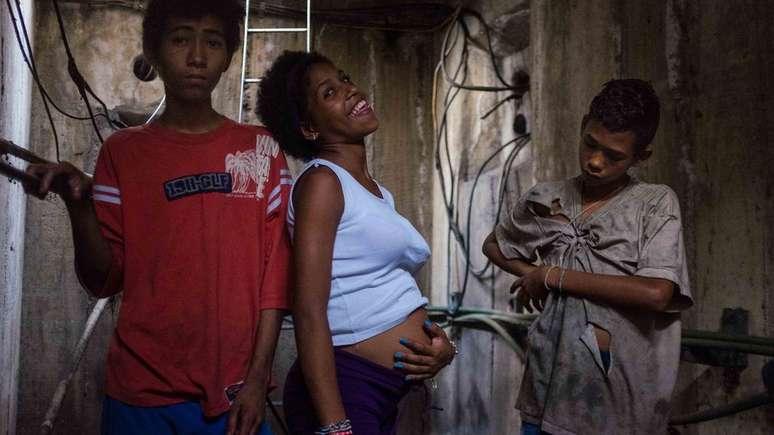 David, Caramelo e Nanye dividem uma galeria subterrânea por onde passam cabos de alta tensão, sob uma das avenidas mais movimentadas de Caracas