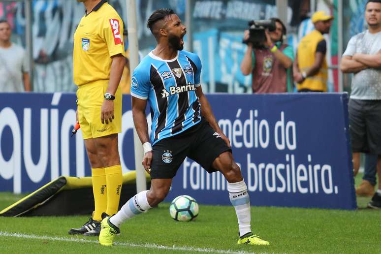 Fernandinho comemora seu gol